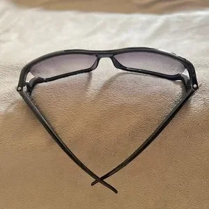 Gucci | Accessories | Gucci Flawless Black Sunglasses With  display picture 2